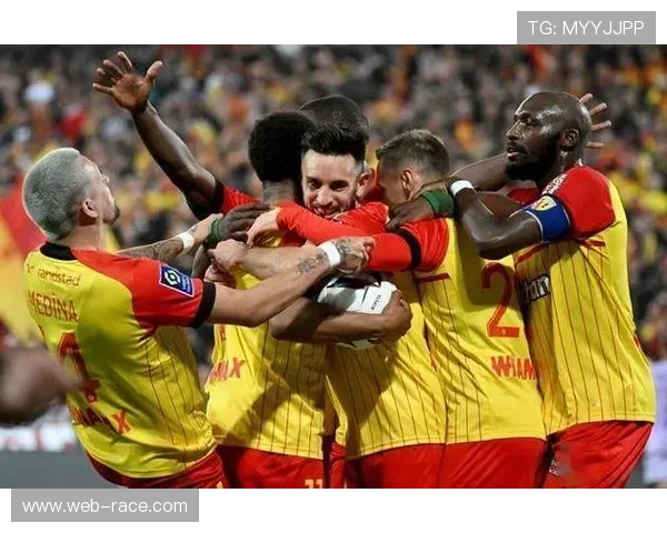 恩德里克报复性犯规直红离场，南特球员塔比布脚踝重伤担架抬出