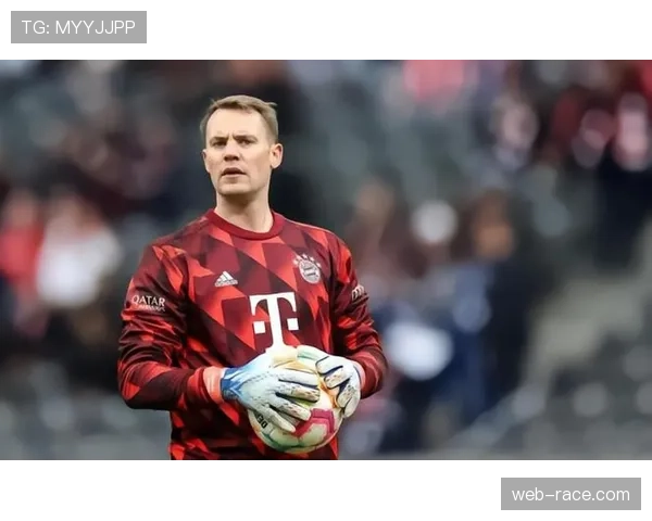 特写:诺伊尔达成德甲500场里程碑,赛后获赠纪念球衣 特写:诺伊尔达成德甲500场里程碑,赛后获赠纪念球衣